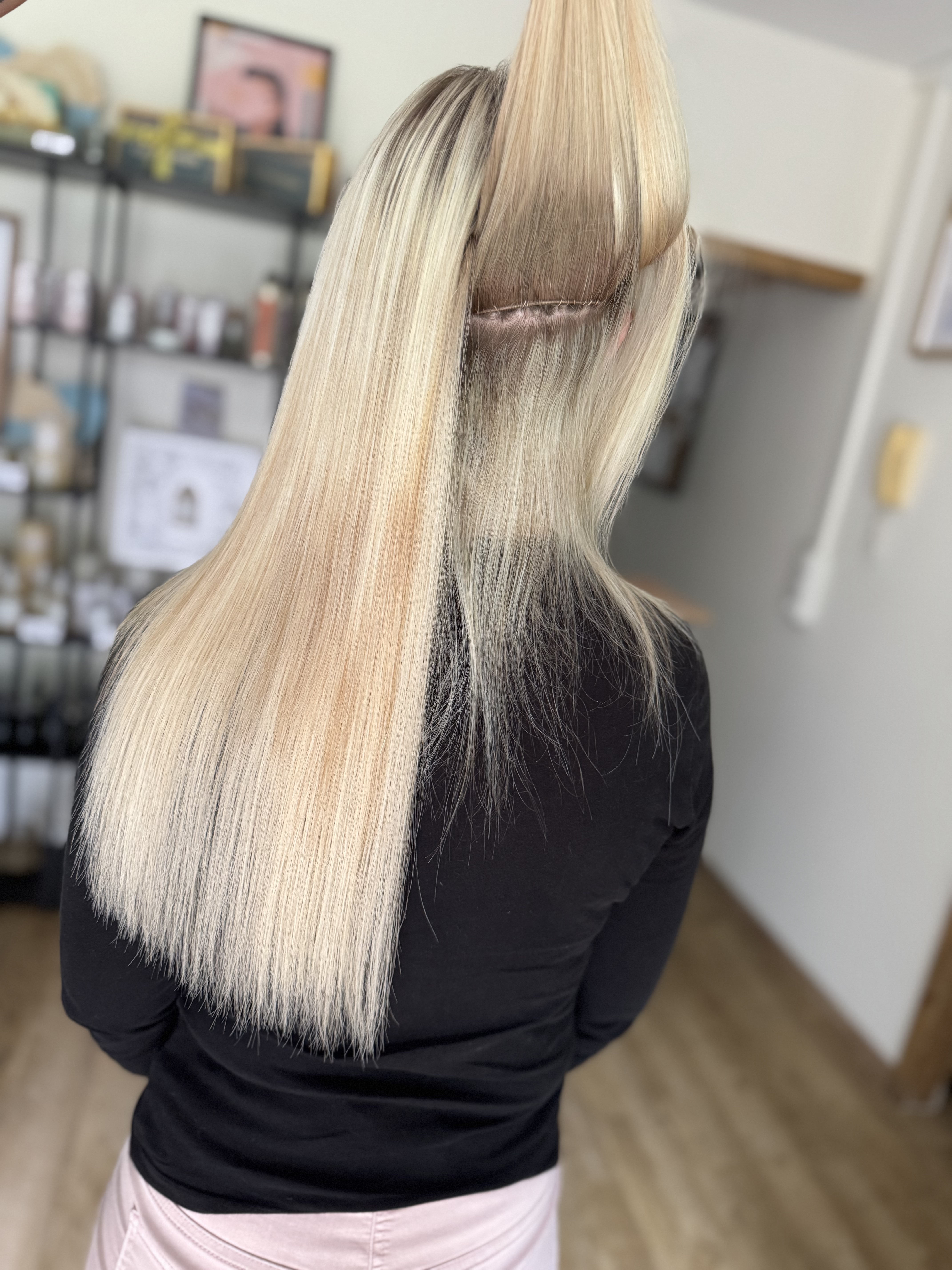 Lange blonde Haarverlängerung in Weft-Technik von hinten fotografiert