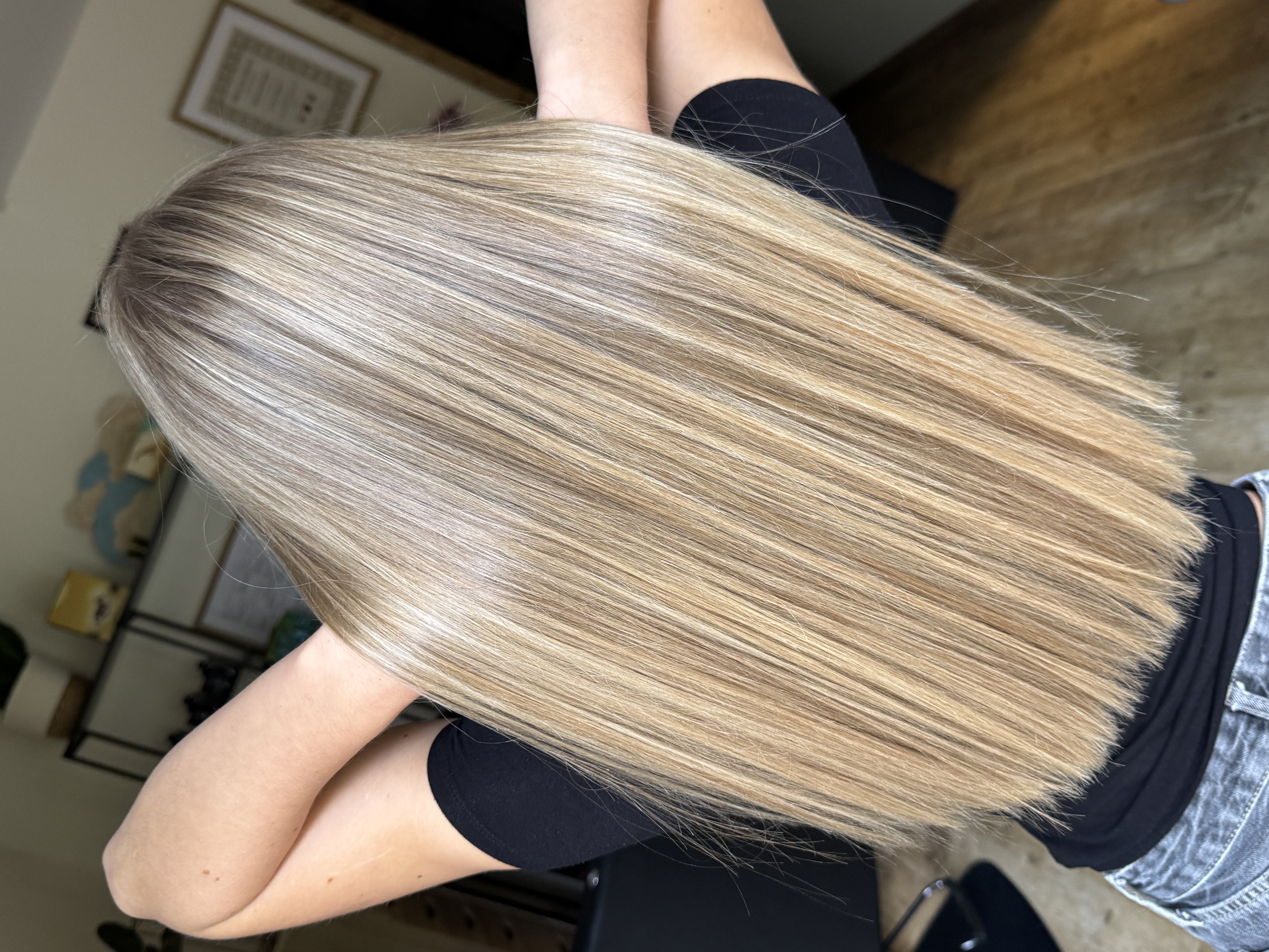 Ergebnis aus dem Studio: Balayage in langem, glattem Haar