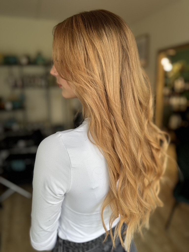 Kupferfarbene Balayage in langem, gewelltem Haar
