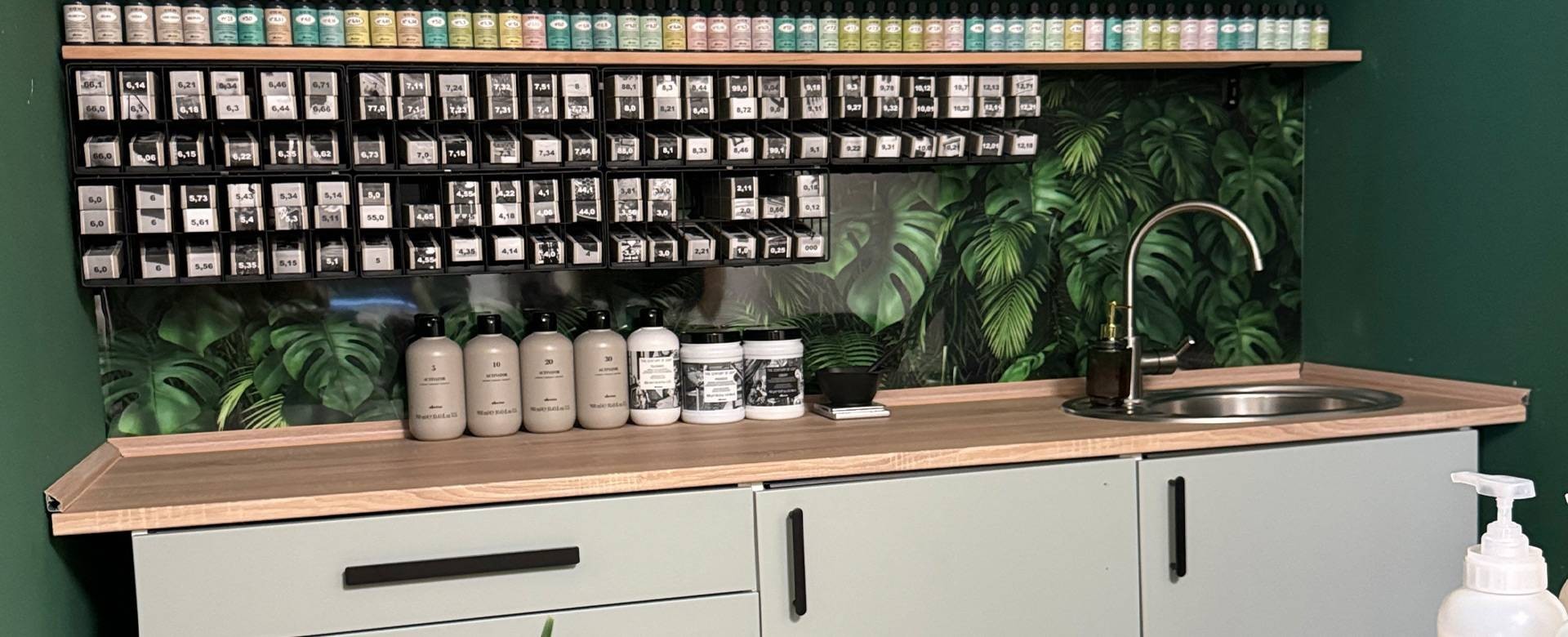 Produktwand im Studio Glow mit tropischem Rückwandmotiv